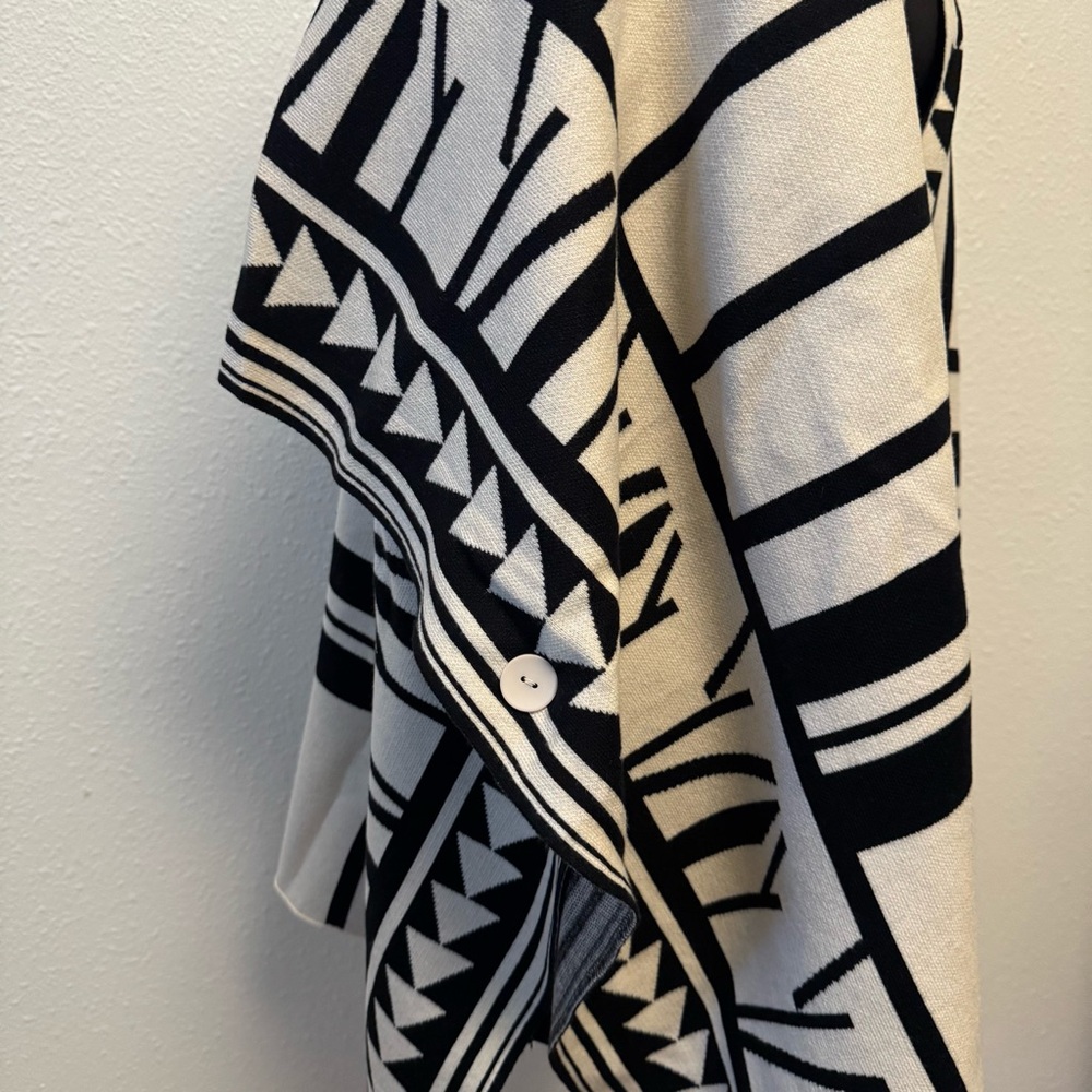 Studio Eleven Collection Aztec Poncho NWT - Picture 3 of 3